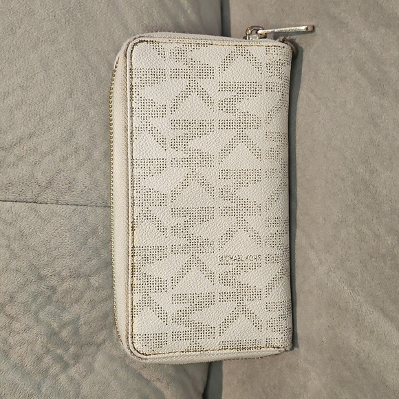 Michael Kors Cream Wallet - Picture 2 of 13